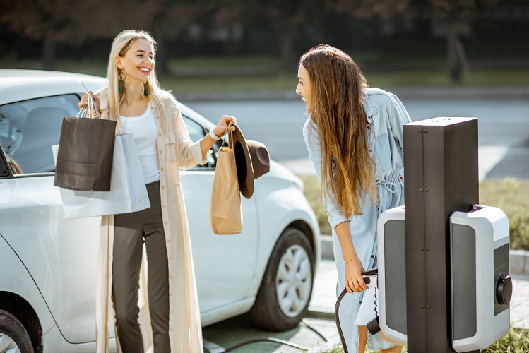 women-charging-ev-at-mall-while-shopping-benefits-of-charging-stations-wallbox